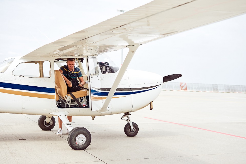 how to become a commercial pilot
