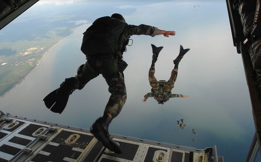 skydive pilot military free fall paratroopers