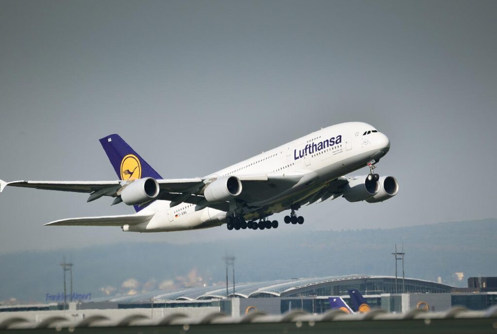 how to become a pilot in europe, lufthansa